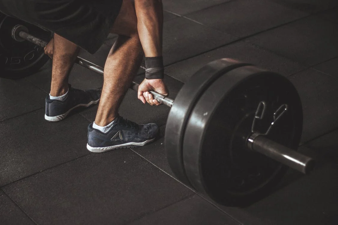 man lifting a barbell