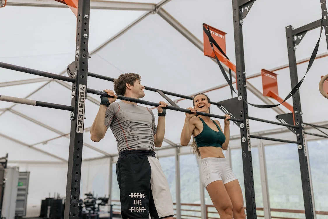 couple doing pull ups